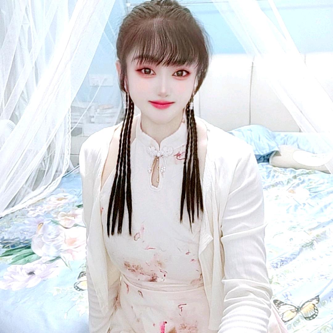 人赏衣裳花赏云