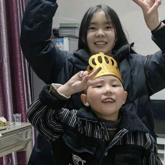 单亲妈妈带两娃