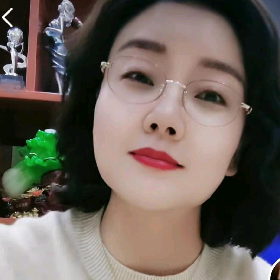 小眼睛女人
