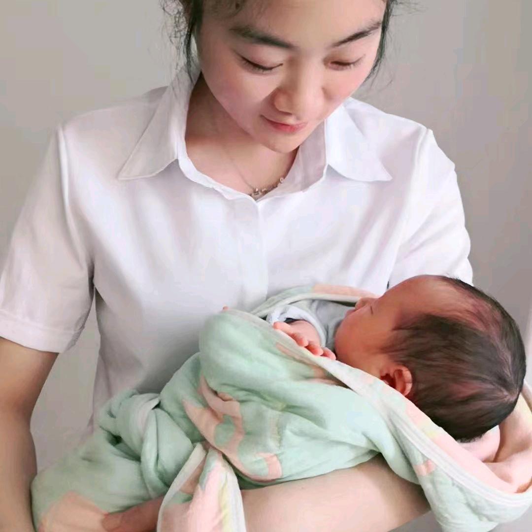 胡胡当妈了