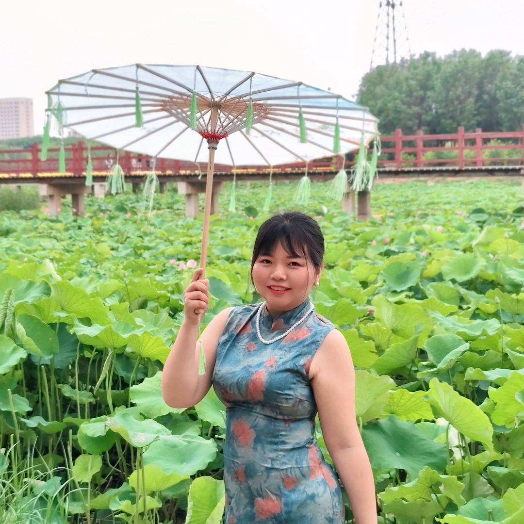 一个明媚的女子