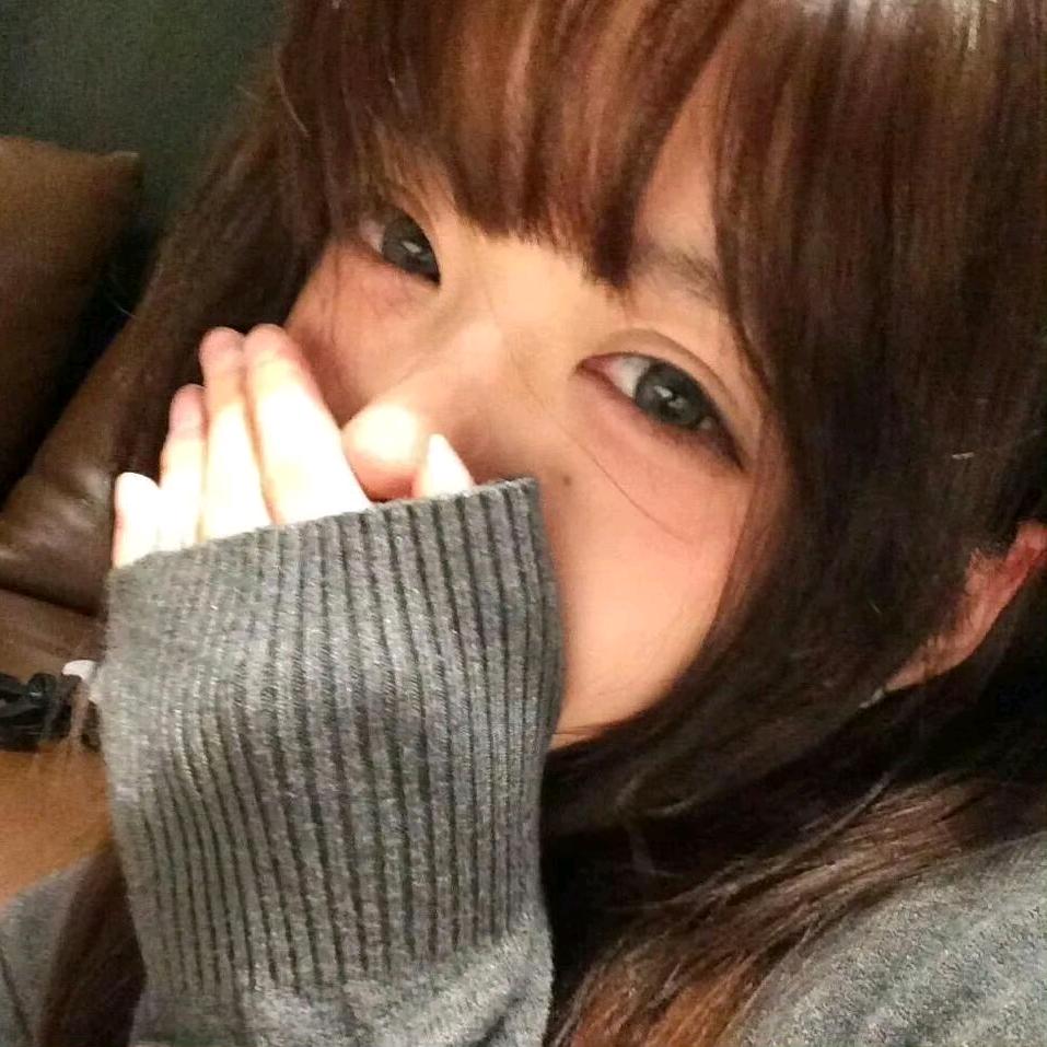 你牙齿上沾了个菜