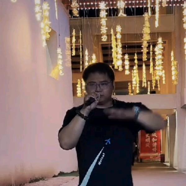 大脸哥哥（多才多艺）的胖子