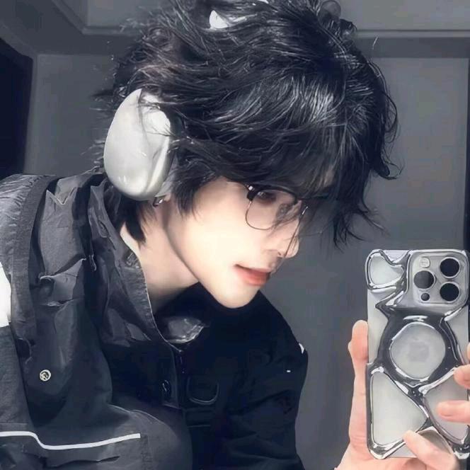我在深海教鲨鱼游泳。