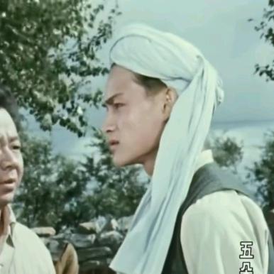 她现在和一个拖拉机手正在结婚