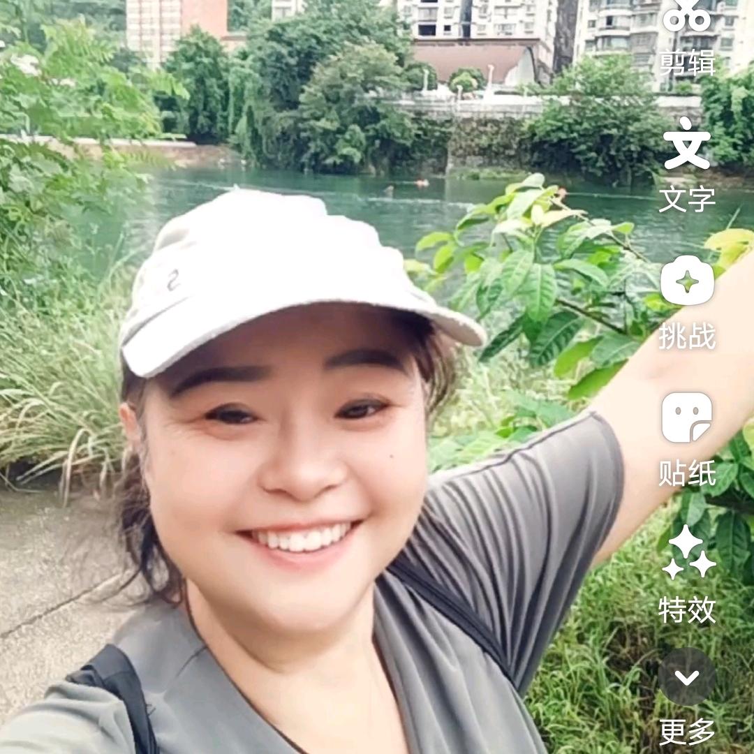 缘姐爱游泳爱唱歌