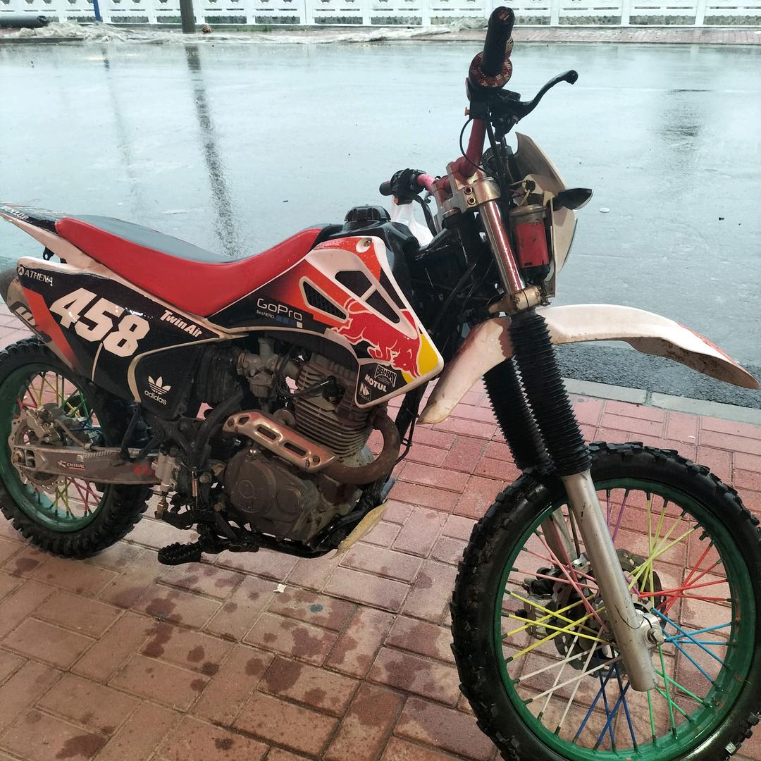 李沟村口修摩托车