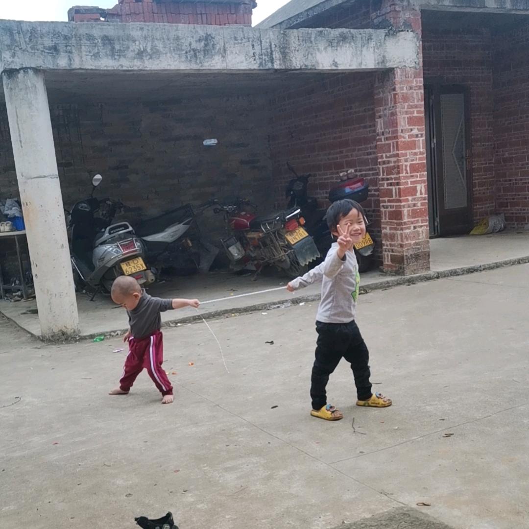 梅梅🌹（四娃）