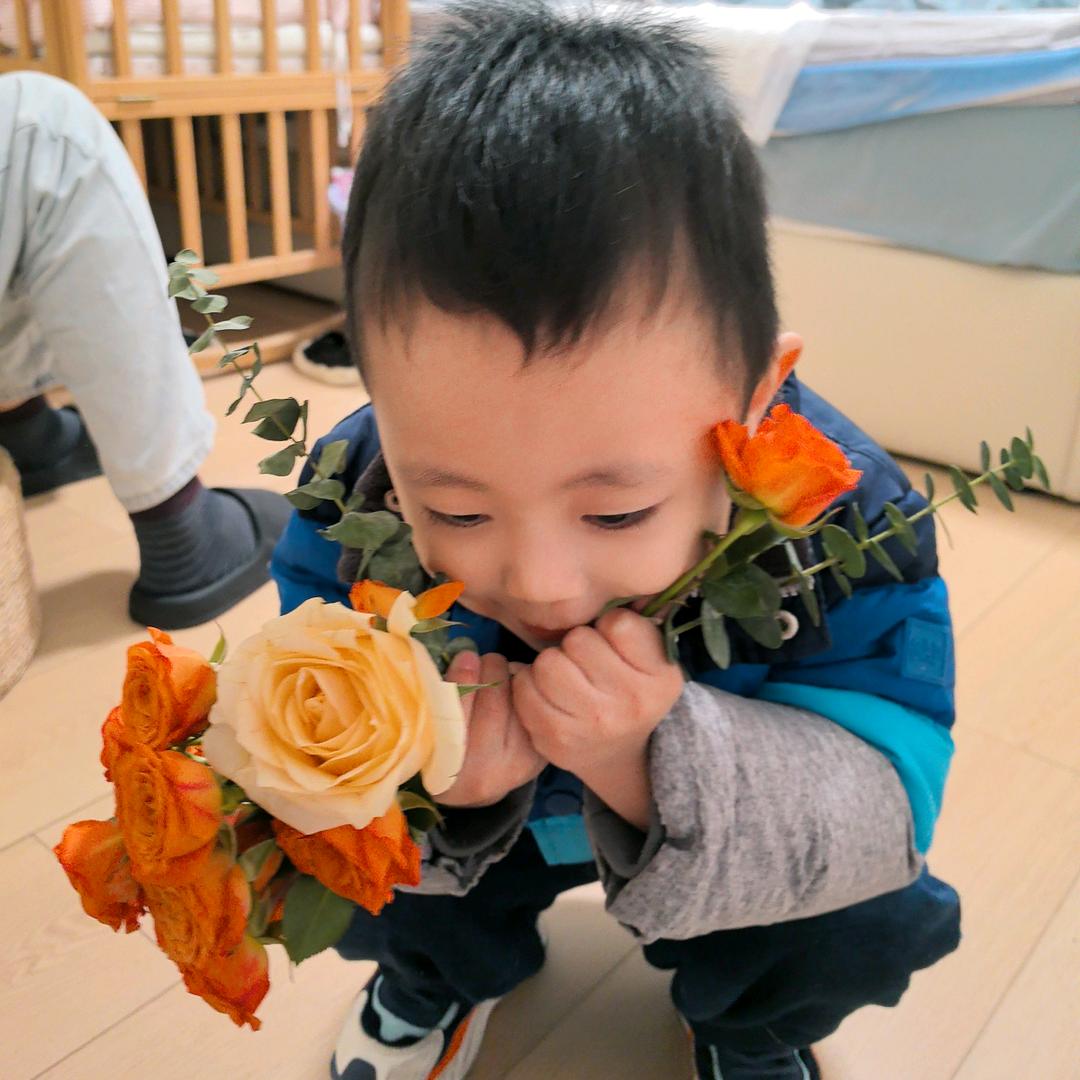 高兴和高采烈的开心妈妈