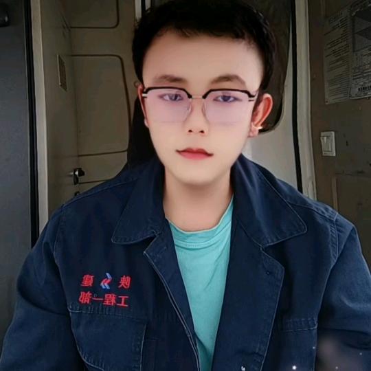 开塔吊的小哥哥