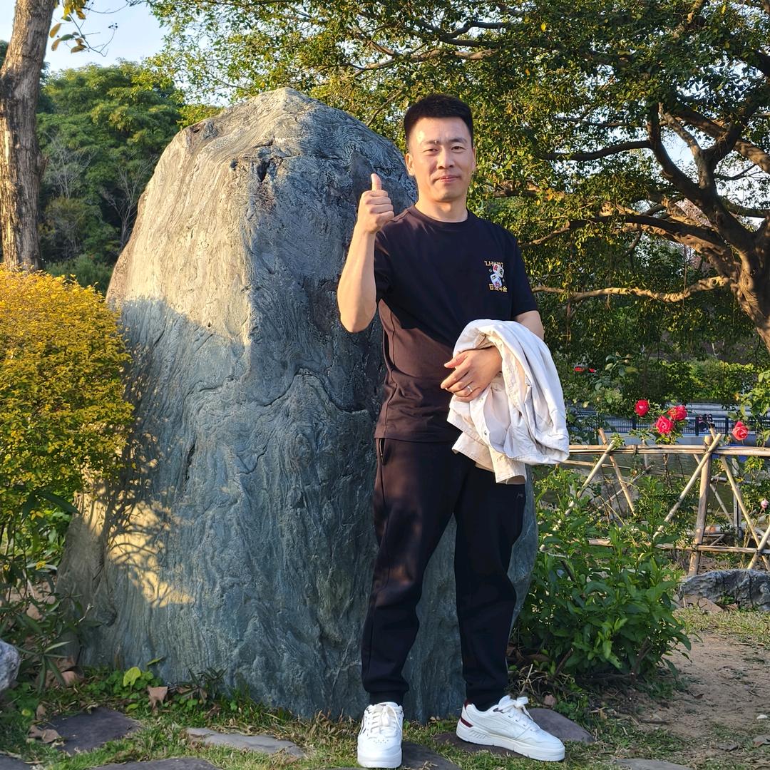 阿哲摆地摊