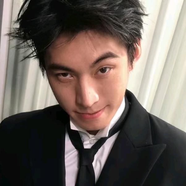 假装摔倒偷吻学姐的脚