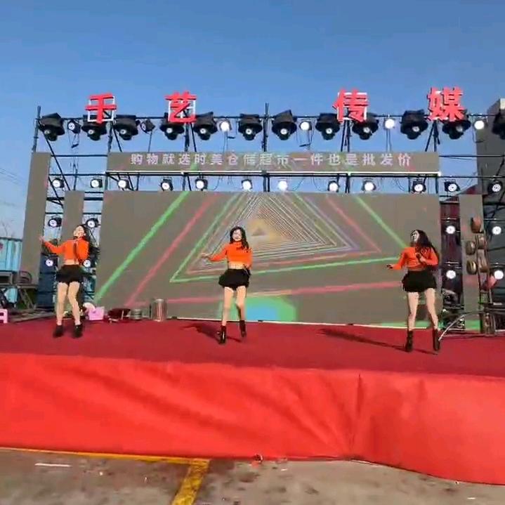 舞狮团队杂具喷火大熊猫演出张梦杰