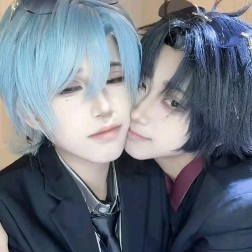 纯黑毛绒萨摩耶