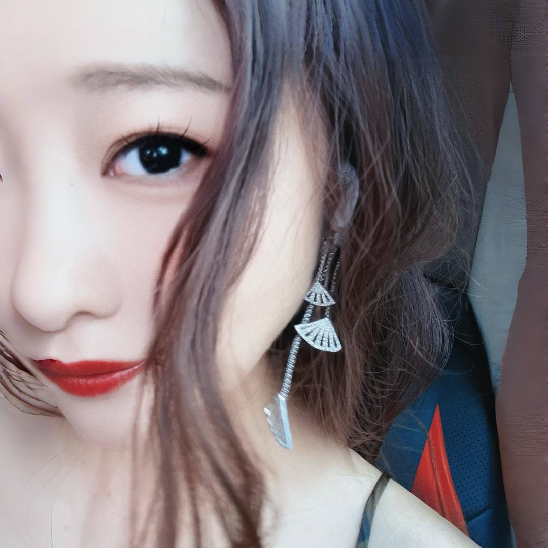 纭