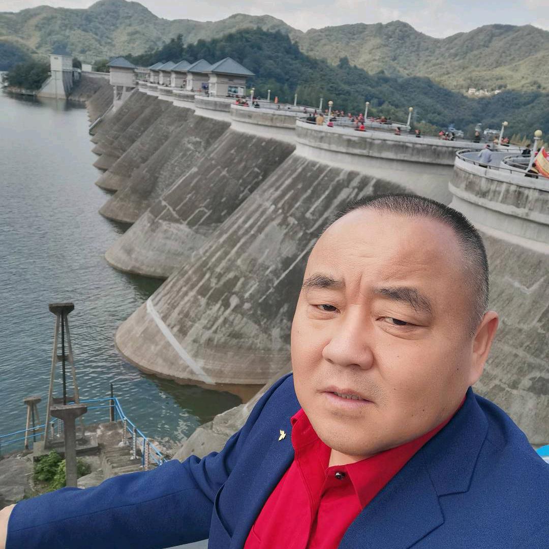 红哥（每晚7.40开播聊天）