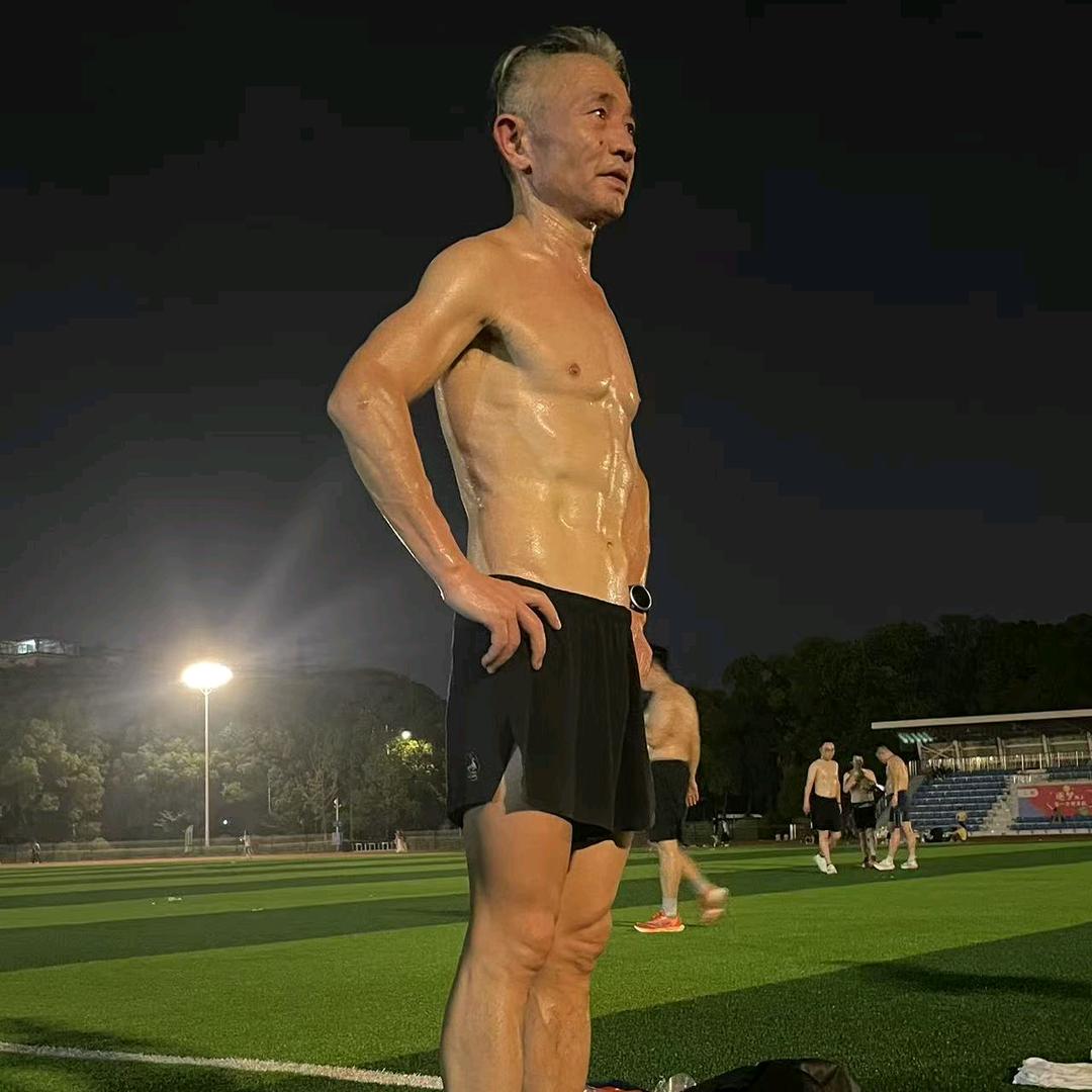 71年的🐷老头张。