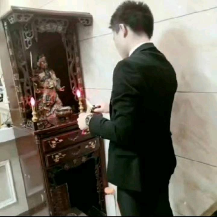 利益开路全是友，落魄沦陷全是笑。