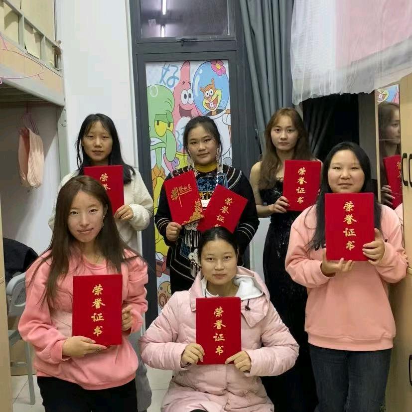 戏精室友团💥