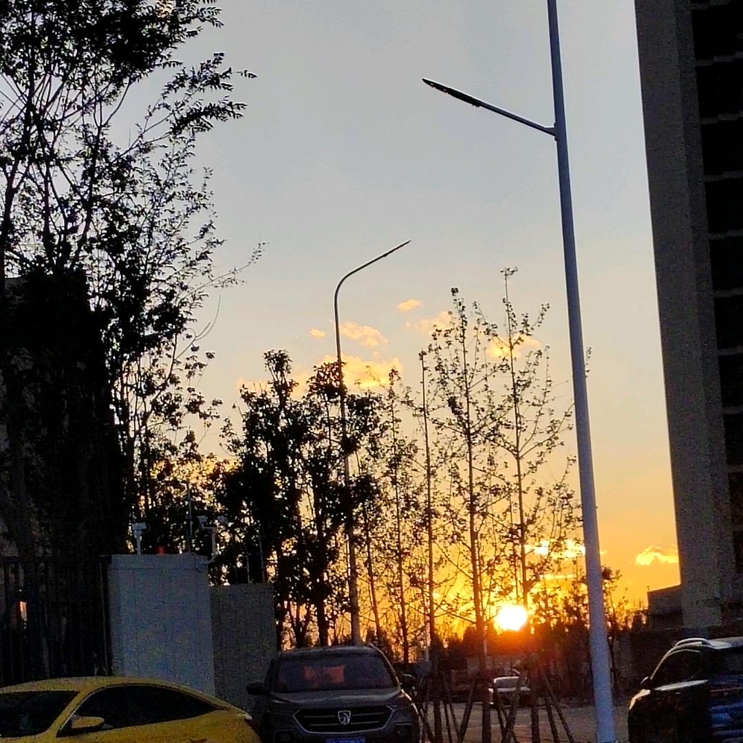 人潮拥挤显得我好多余