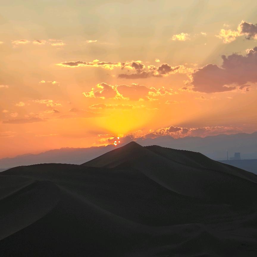 库木塔格沙漠雪峰