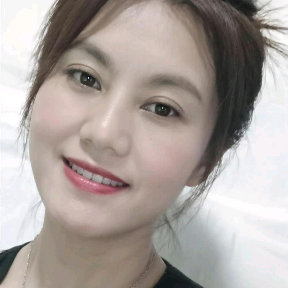 我的生活很简单，谁都不靠⊙∀⊙！靠自己。