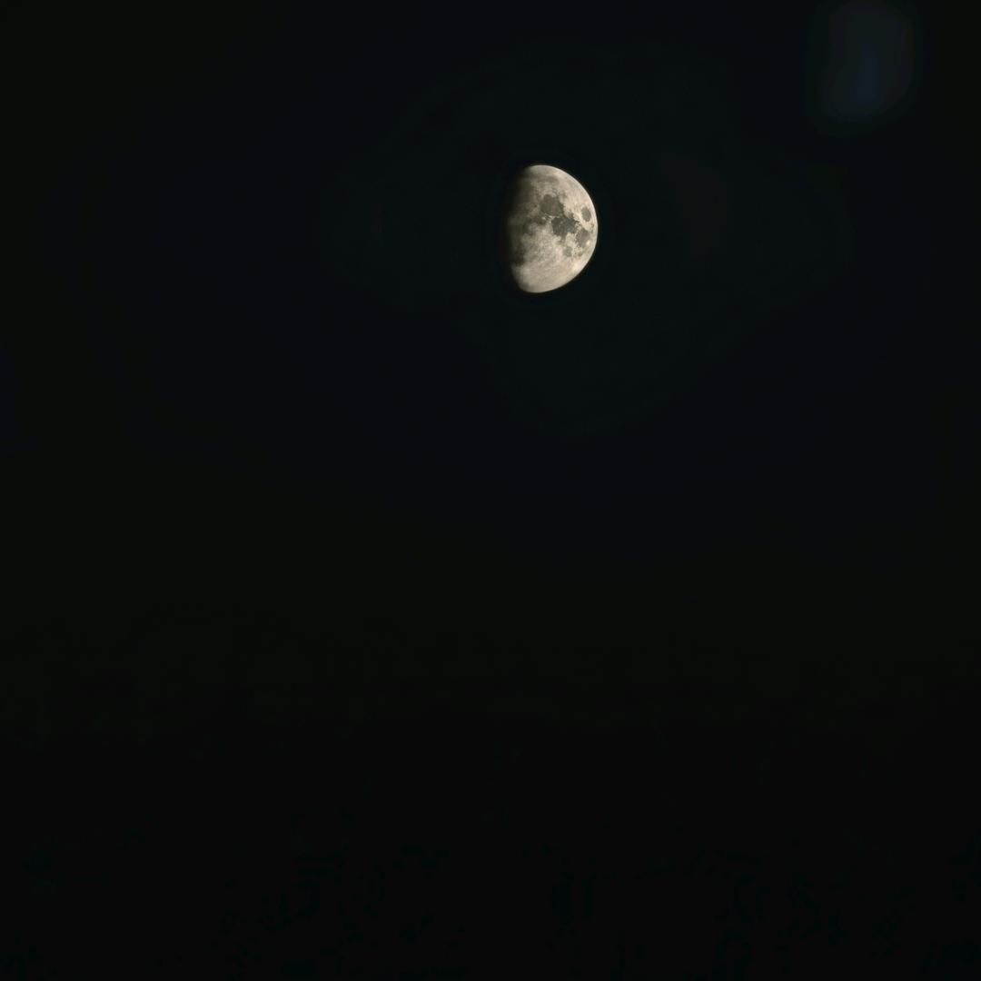 洛