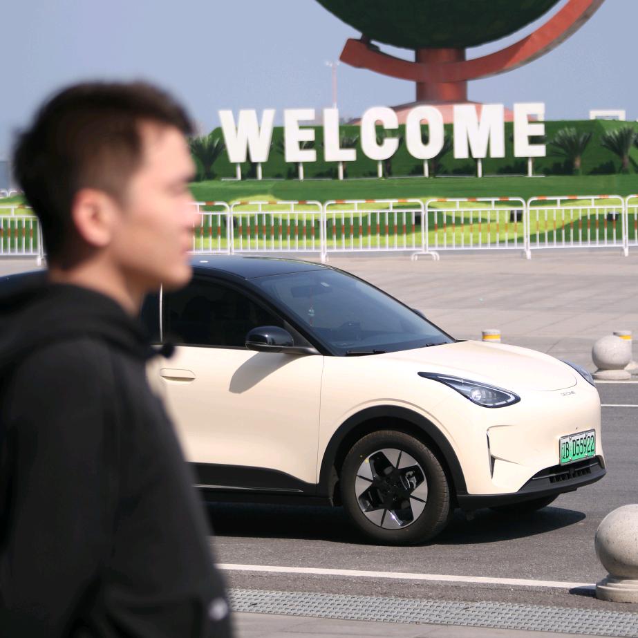 小赵开小车