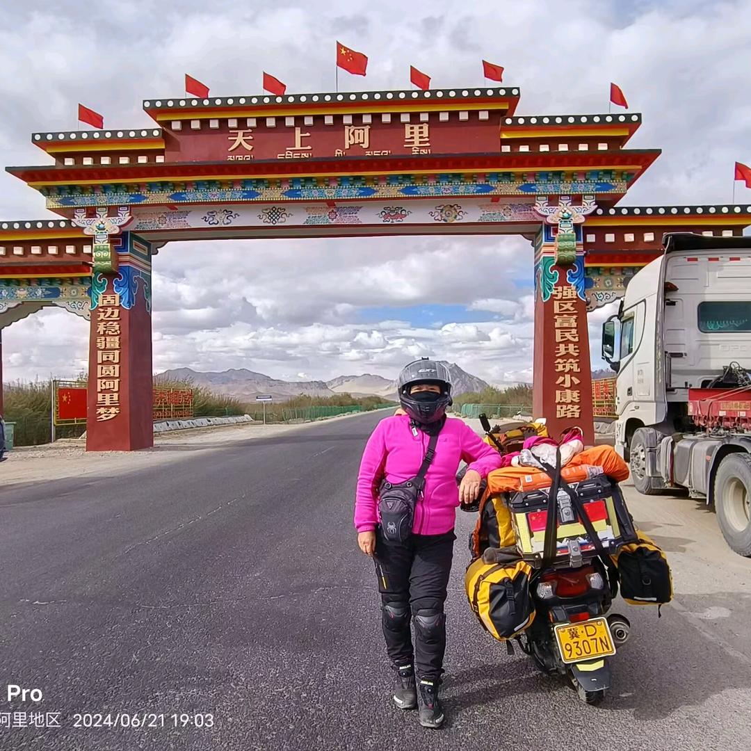 捣蛋奶奶爱摩旅