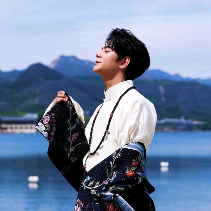 老王爱唱歌玩王者荣耀