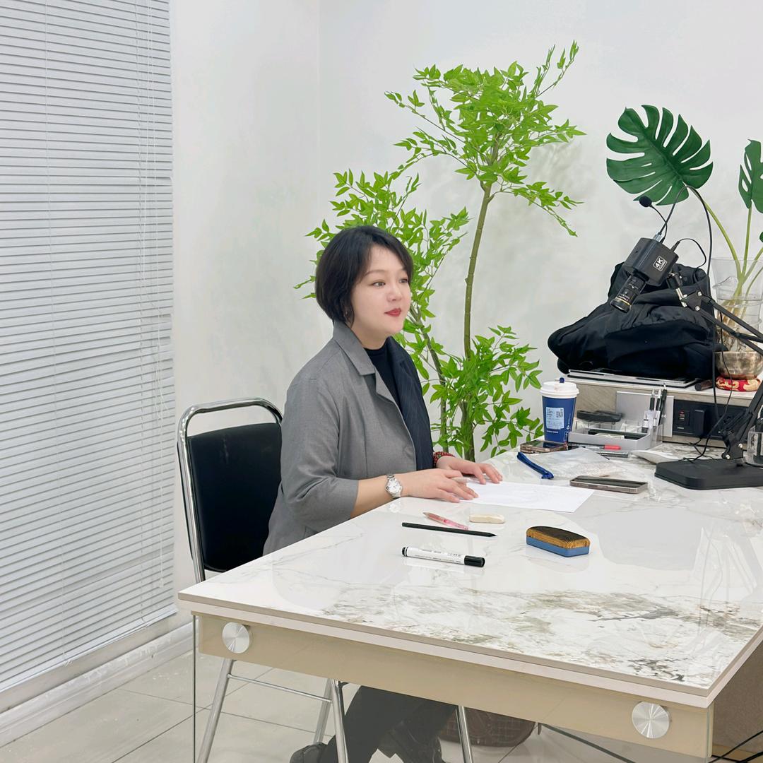 很懂眉毛的启凰吖