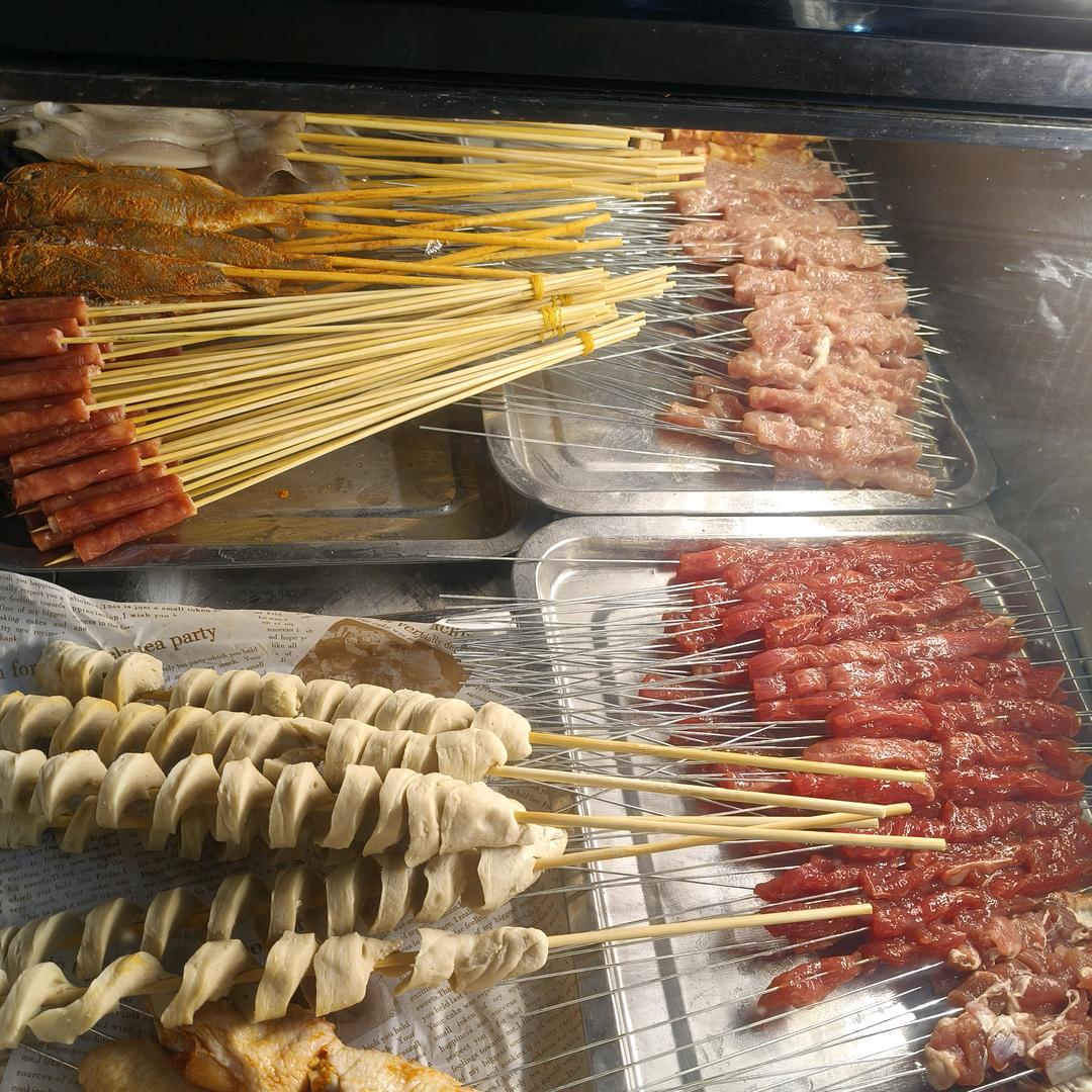 九零后在南充卖鲜货烧烤