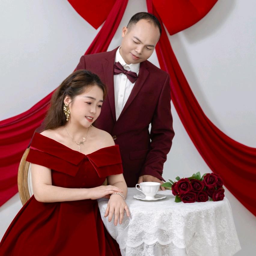 扭胯妞