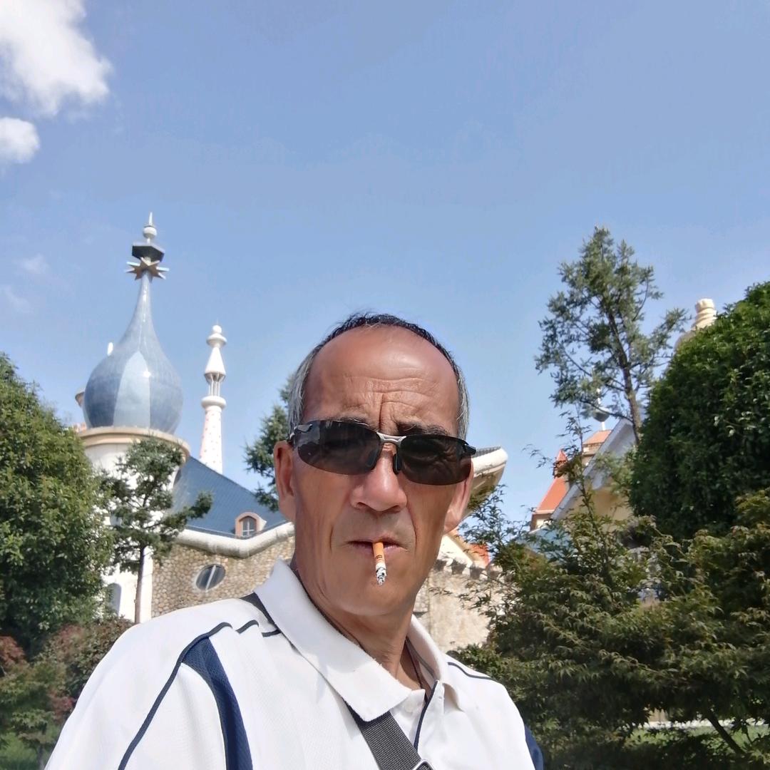 两手插袋谁都不爱