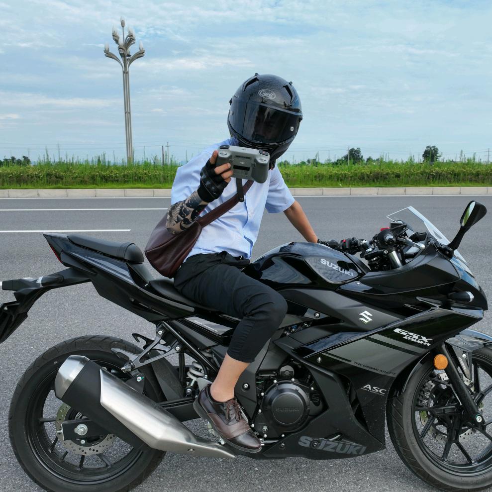 捞小龙虾的摩托佬