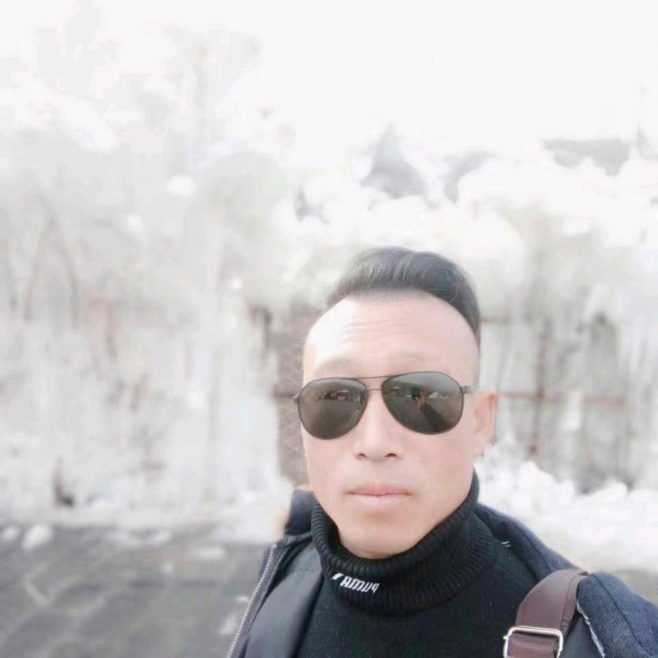 无人扶我青云志，我自踏雪入山巅。