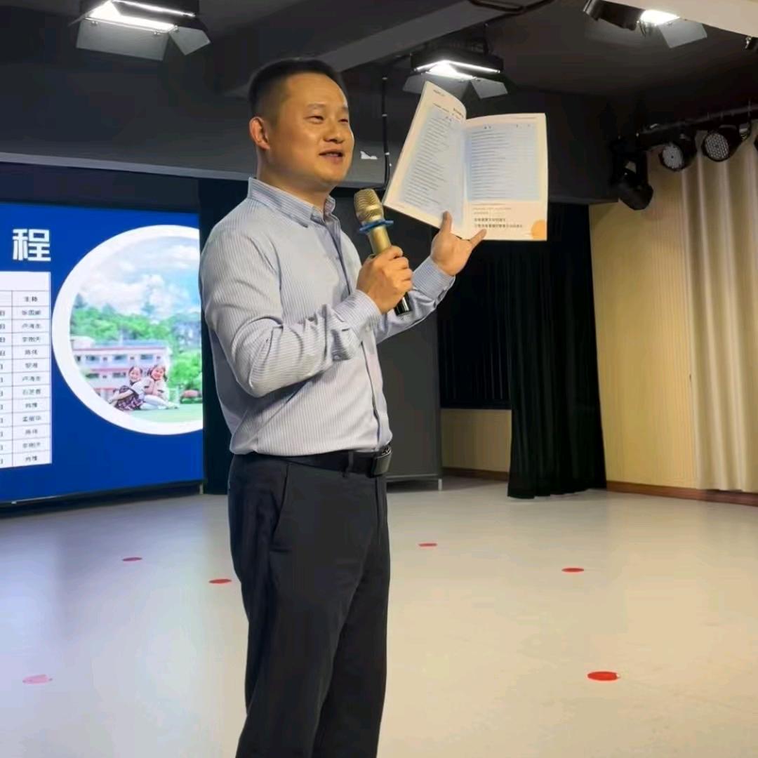 百灵鸟小学卢校长（一老一小教育）