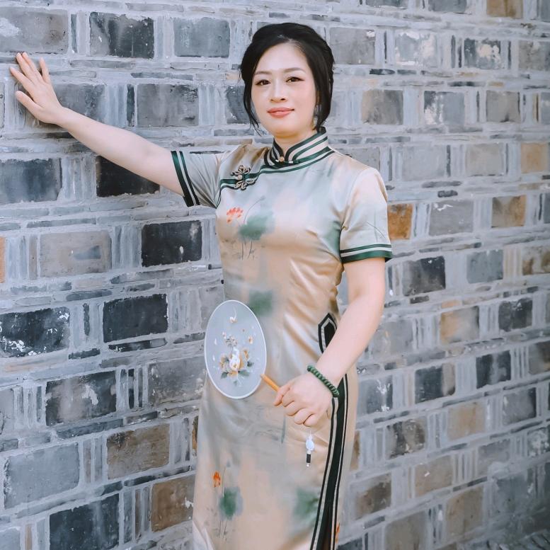 衣而时品牌折扣女装马尾店