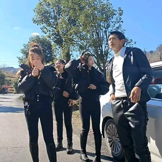 英姐和心乐队. 《君哥》