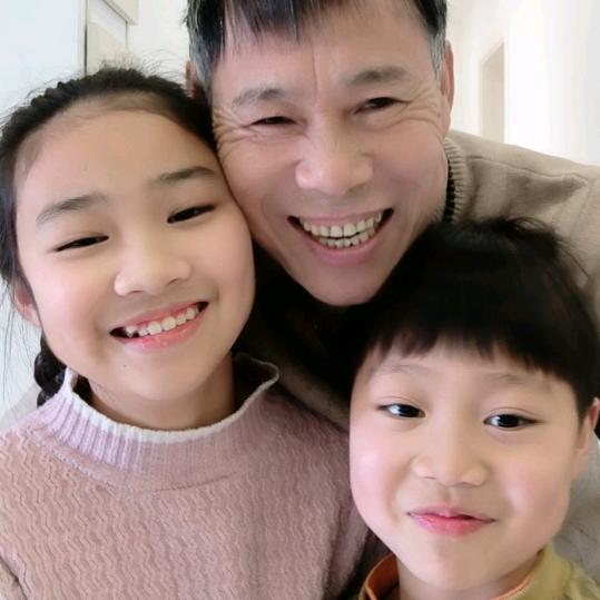 危国华，开心的人