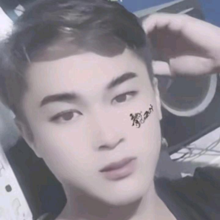 小杨。灯光师。