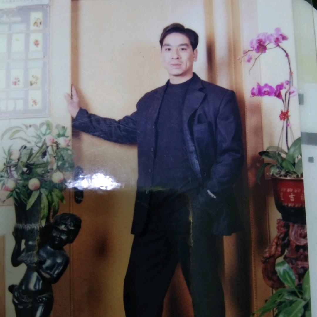 八月的哥