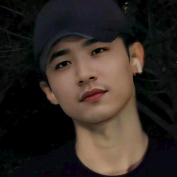 Y   小  伊