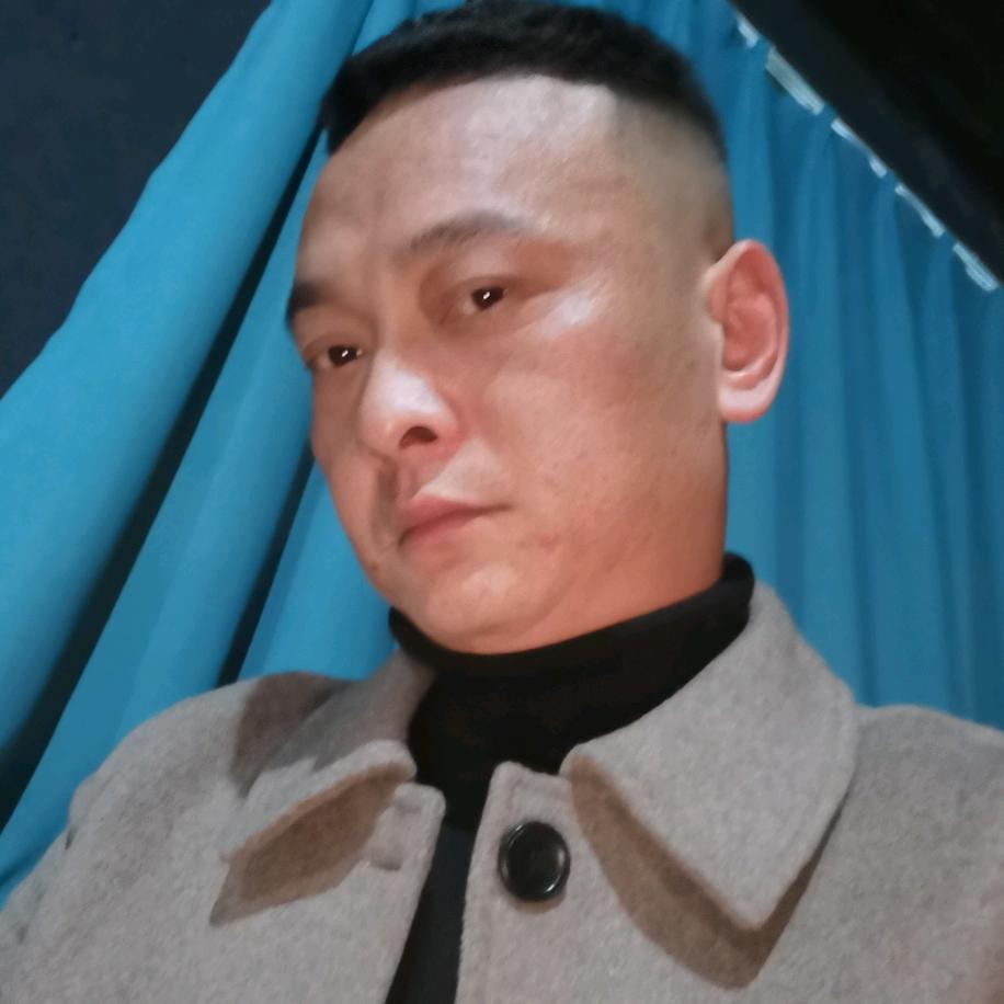 摆地摊的  小董