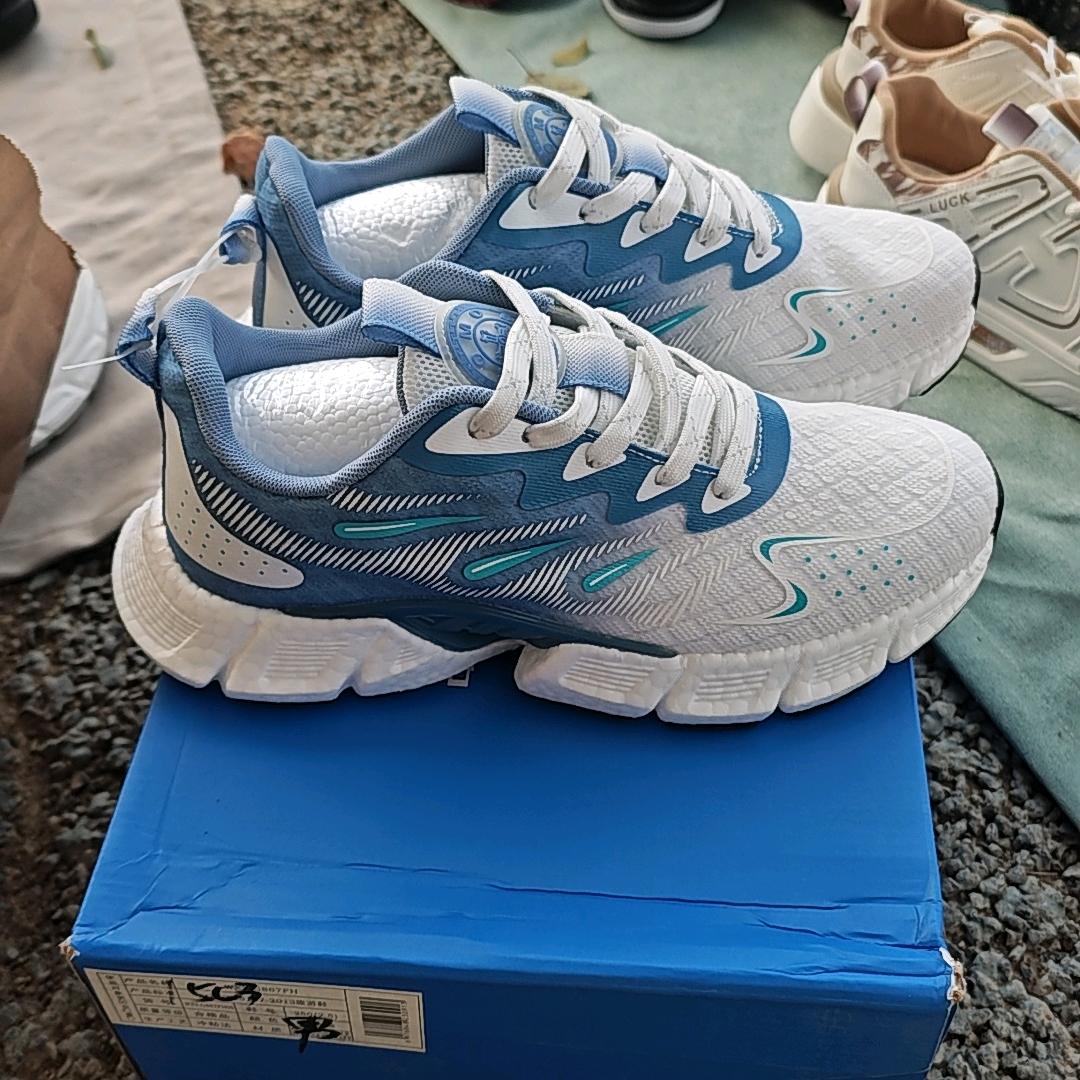 买鞋的小玉