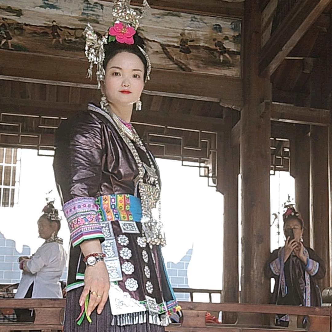 侗家姑娘（进入橱窗）