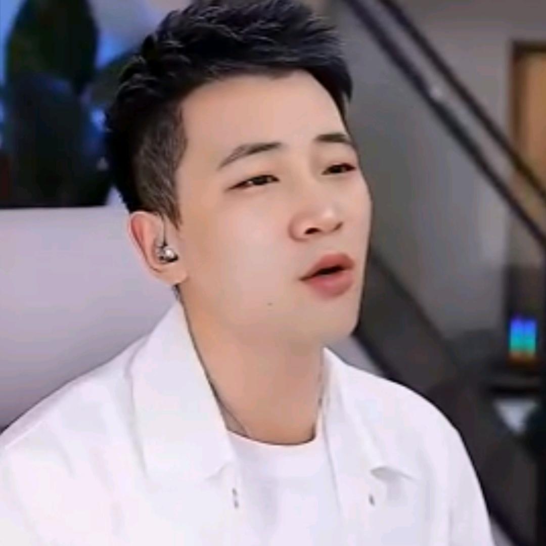 峰哥，是种葡萄。种蔬菜。养小蜜蜂。