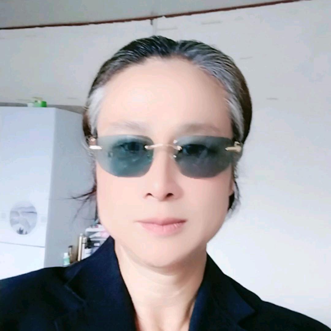 一个不干于寂寞的小男人。农村刘哥