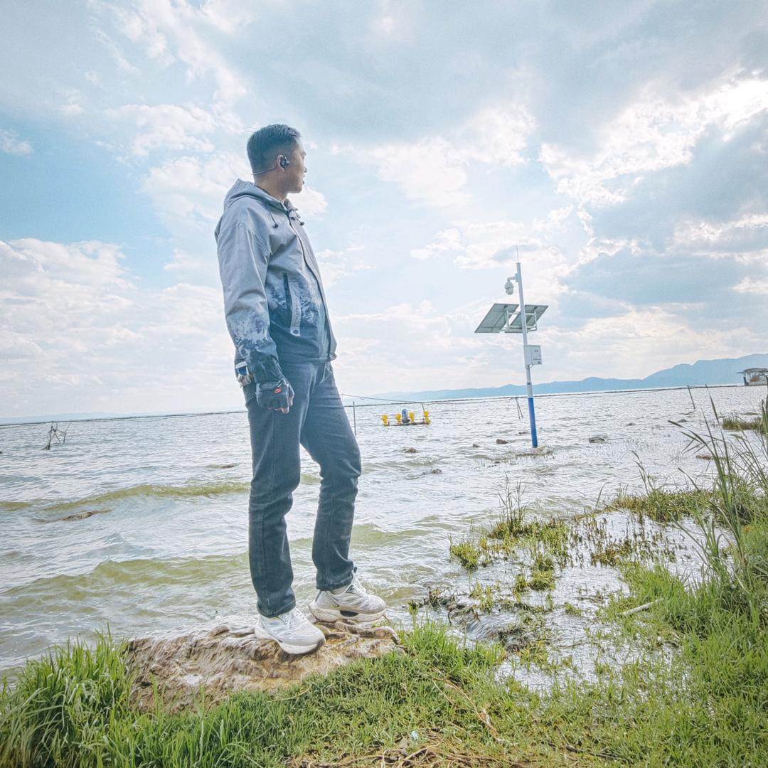 阳光男孩(ง •̀_•́)ง加油