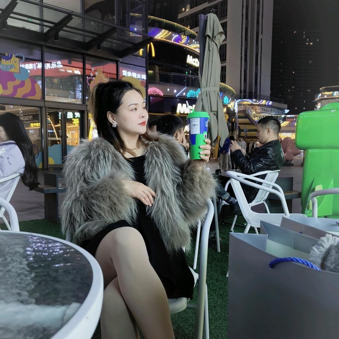 做毛衣的大姑娘